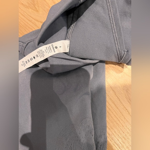 LULU LEMON LEGGING SIZE 4 with detailing on the legs - Picture 5 of 6